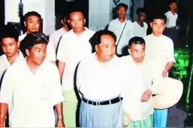 毛主席参观水泥厂，被带入烧成车间，滕代远急得一个劲地怪厂领导图片
