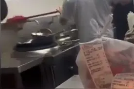 饭店员工将刷墙扫帚放锅里洗涮 店家回应：已开会强调 做出相应处理图片