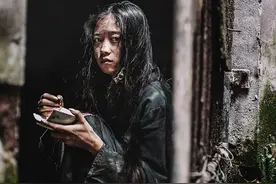 甘肃不识字打工女，被老公在乌鲁木齐抛弃，脑子受刺激流落街头图片