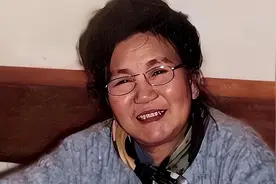春晚一句台词识破潜伏间谍，去世23年的赵丽蓉，仍被官媒发文缅怀图片