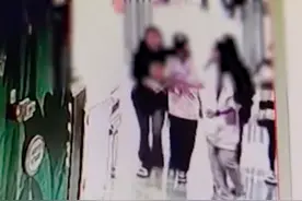 14岁女儿被3陌生女孩殴打20多分钟，父亲悬赏1万找打人者，当事人：好多孩子被打，作为父亲该站出来图片