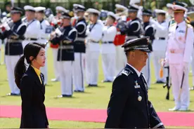 阿联酋总统访韩！韩国第一夫人又把人美到，穿套装扎着马尾太嫩了图片