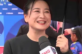 还骂吗？在巴黎笑的满脸褶子的贾玲，狠狠抽了内娱一个大逼斗！图片