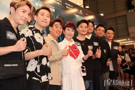 72岁狄波拉带38岁男神捧场谢霆锋，儿子表明不吃醋曝妈妈迷妹事迹图片
