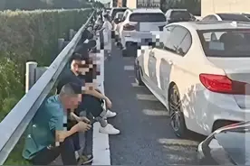 高速堵车！女子忍不住就地方便，引发道德争议图片