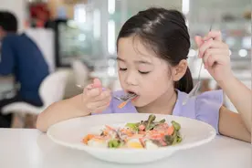 宝宝什么时候可以吃大人饭？医生告诉你：或许需要满足这3个条件图片