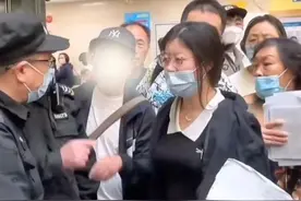 女子在医院插队，还泼别人一身奶茶，被大爷狂扇一巴掌图片