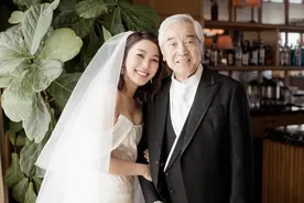 秦沛女儿婚礼上向父亲斟茶爆哭，日籍继母未露面，姜大卫全家到场图片