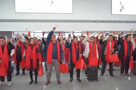 黔西南州70名务工群众乘免费包机返岗就业图片
