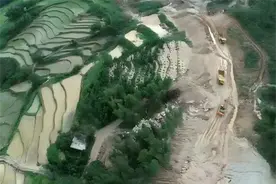 矿区开发造成水土流失，全力整改！图片