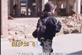 74岁刘晓庆参加综艺，找餐厅健步如飞，还不忘“谢谢大爷”！网友：体力和精神状态遥遥领先图片