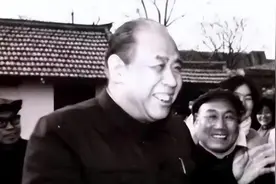 1981年，西安市长坐公交遭售票员挑衅，市长怒斥：你被开除了图片