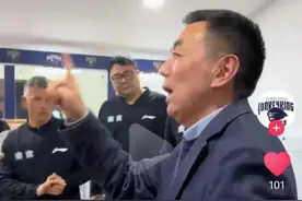 南京在更衣室疯狂庆祝！陈广川加钱发奖金，郭昊文拿大金链子图片