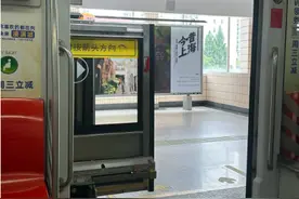 上海这条地铁被吐槽！早晚高峰只能单人进出，有人因此上不了车…市民急了：调试还要一年半？图片
