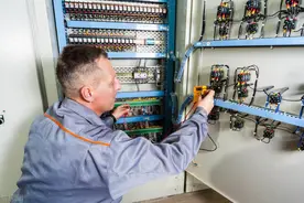 老电工加薪被拒怒辞，求职时被领导要求抢修设备，他竖起1根手指图片