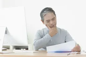 频繁放屁、大便不成形，是肠道出问题了？医生：4个因素不容忽视!图片