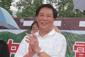 主席形象后继有人，侯京健已接班唐国强，与古月比你更喜欢哪一个图片
