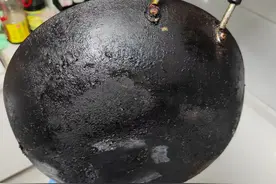 锅用久了，里外都是油渍，教你一招，油垢轻松去除，太管用了！图片