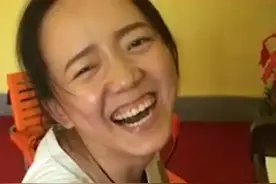 在钢琴旁笑了9年的女人原来是钢琴老师，走红后拒绝带货图片
