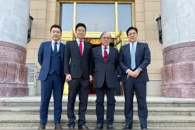 同为万亿富豪，李嘉诚出门带25名保镖，为啥霍启刚却敢一人出门？图片