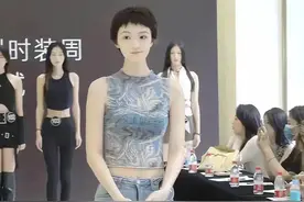 上海短发女子应聘模特，高颜值吸引众人，“像动漫走出来的人物”图片
