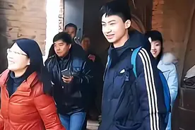 庞众望，瘫子娘，疯子爹，750总分考744分，靠捡破烂上清华图片
