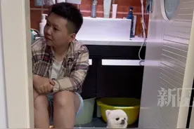 男子遛狗时下雨和狗狗踩水玩，被女主人发现抓回家，最后双双脚得病，坐厕所泡药图片