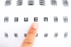 关灯侧躺玩手机图片