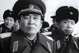 谭政发现刘亚楼的名字在自己前面，沉思过后说：以后别写我名字了图片