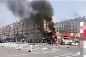 江苏淮安一烧烤店突发爆炸！目击者：窨井盖都炸出来了，逃出两人衣服被烧烂图片