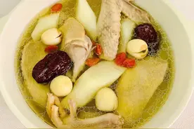 “一鸽胜九鸡”，冬天多给孩子喝鸽子汤，健脾养胃营养好身体棒图片