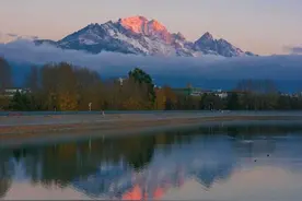 看不够的丽江玉龙雪山“日照金山”图片