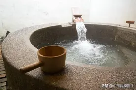 “早上洗澡”和“晚上洗澡”，哪个更有利健康？6个时机忍住别洗图片