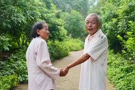 年过半百的60、70后，这种养老方式值得推广，年龄越大越通透图片