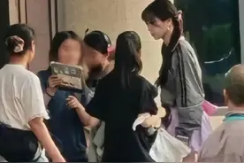 路人镜头下的丁禹兮虞书欣！真实身高让人惊呼：北极巨兔组合图片