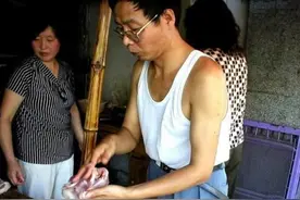 当年落魄到街头卖猪肉的北大屠夫，如今58岁的他，过得怎样了？图片