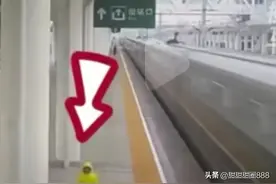奶奶下车后又返回车厢取围巾，2岁小孙女追车跑，网友评论炸锅了图片