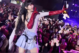 51岁谢金燕状态似少女，儿子生父被公开，本人10字回应尽显高情商图片