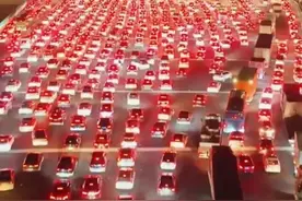 越闹越大！高速迟出1分钟收全程费用，车主拒付钱，出口变停车场图片