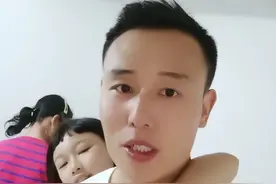 18岁女孩流浪街头，单身又漂亮，男子将母女俩带回家，她们住不惯图片