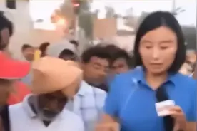 印度强奸案后续！网友曝光央视女记者在印度直播时，身边围满男人图片
