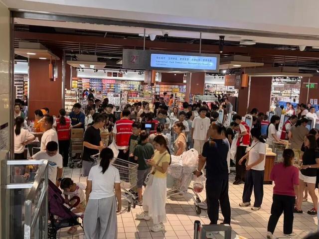 三大超市上半年营收对比：永辉240亿，沃尔玛897亿，胖东来多少？