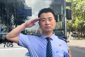 从身着“军营绿”到换上“公交蓝”，武汉公交一线的退役军人：人生处处都是“练兵场”图片