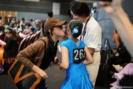 孙俪背3万大包助阵女儿比赛，“小花”舞姿灵动，娘娘笑成表情包图片