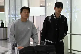 中国男足结束亚洲杯比赛返回国内图片