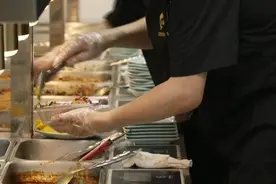 10元吃上三个菜！社区食堂推出“剩菜盲盒”图片