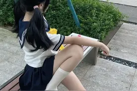 水手服美女 白丝小腿袜 坐在长凳上展示细白腿魅力十足 玉足图片