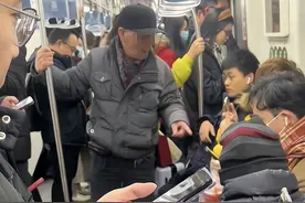 上海地铁老人让小伙让座后续：小伙最新发声，老人应该被理解图片