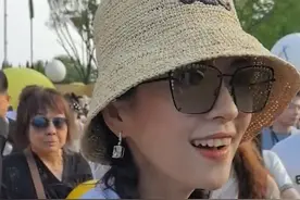 章子怡一脸骄傲，事业有成+儿女双全+没老公烦！儿子也长得像爹图片