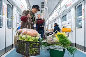 有人建议禁止带菜筐上地铁？“背篓专线”这样回应→图片